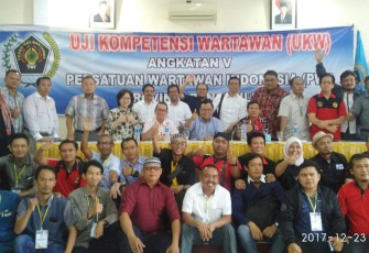 Peserta UKW Utama saat foto bersama dengan tim penguji, Sabtu (23/12/2017)