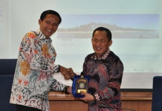 Bupati Kaur Gusril Fauzi,S.Sos saat memberikan cindera mata ke Rektor Institut Teknologi Bandung (ITB) Prof Dr Ir Kadarsah Suryadi, DEA 