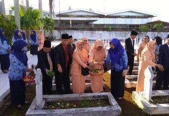 Kepala Kemenag Provinsi dan Kota Bengkulu Saat Melakukan Prosesi Tabur Bunga