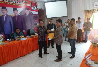KPU Kota Bengkulu saat mengumumkan hasil tes kesehatan Bapaslon Pilwakot Bengkulu, Rabu (17/01/2018).