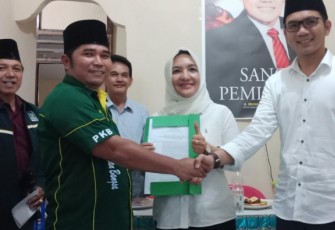 Penyerahan Surat Keputusan DPP PKB kepada Patriana Sosialinda di kantor DPC PKB Kota Bengkulu, Senin (22/1/2018).