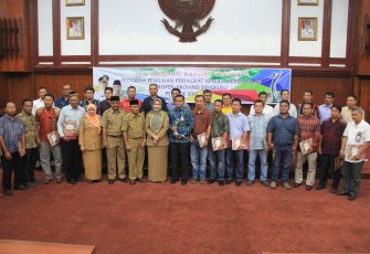 Foto bersama 27 perusahaan yang menerima raport evaluasi.