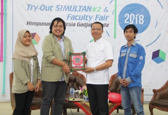 Penyerahan cinderamata oleh pengurus Hiragama kepada Plt. Gubernur Bengkulu Rohidin Mersyah