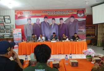 Ketua KPU Kota Bengkulu Darlinsyah saat menyampaikan hasil verifikasi syarat berkas Bapaslon Walikota dan Wakil Walikota 2018-2023, Rabu (17/01/2018).