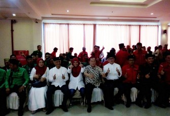 Calon Walikota dan wakil walikota Lubuklinggau, Rustam Effendy dan Rizky Aprillia didampingi bapak sekaligus Mantan Wako Lubuklinggau, Riduan Effendy