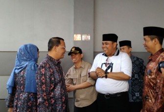 Ketua KPU Kota Bengkulu Darlinsyah saat bertemu Plt Gubernur Bengkulu Rohidin Mersyah