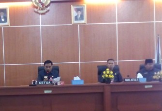 Ketua DPRD Kabupaten Benteng Pimpin Rapat