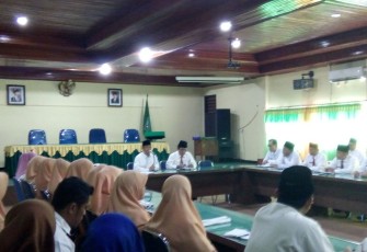 Kepala Kanwil Kemenag Provinsi Bengkulu Drs. H. Bustasar. MS, M.Pd saat memimpin rapat koordinasi persiapan program yang akan dilakukan di tahun 2018.