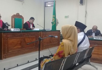Ridwan Mukti bersama istri saat menjalani sidang 