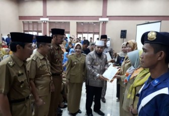Wali Kota Helmi Hasan Memberikan Surat Perintah Tugas Kepada Tenaga Pegawai Tidak Tetap