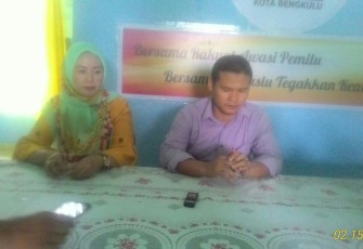 Ketua Panwaslih Rayendra Pirasad saat jumpa pers, Kamis (15/02/2018).