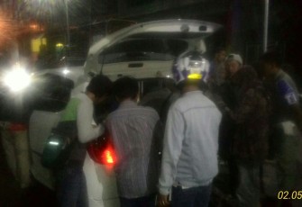 Petugas Satpol PP saat mendapati kondom di mobil milik pelajar yang terjaring razia