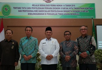 Foto bersama dengan ketua PTA Bengkulu serta Hakim Agung MA RI.