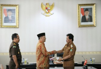Bupati Bengkulu Tengah Ferry Ramli menerima berkas Aset TAHURA