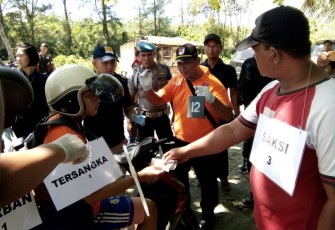 Tersangka saat melakukan adegan rekonstruksi di TKP