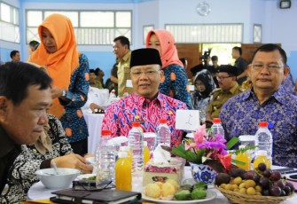Plt Gub Rohidin Mersyah dalam acara 'Tebar Sinergi (Ngeteh Bareng Untuk Sinergi) bertajuk PPTK/ Bendahara Tiada, Pembangunan di Bengkulu terancam' di Aula BPKP
