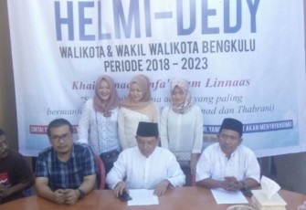 Dedy Wahyudi didampingi ketua DPC Gerindra kota Armawar Arfan dan Erlan Oktriandi dari tim media center Helmi Hasan-Dedy Wahyudi, saat menggelar jumpa pers di kantor PDC Partai Gerindra Kota Bengkulu, Jumat (16/2/2018). 