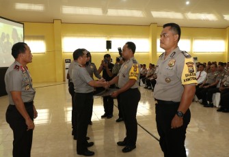 Kapolri saat menyempatkan diri memberikan Penghargaan secara langsung kepada dua orang Bhabinkamtibmas Polda Bengkulu. Foto (tribratanewsbengkulu.com)