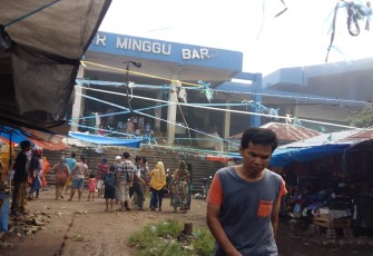 Saat kejadian kebakaran, para pedagang dan pembeli berhamburan keluar gedung
