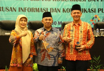Sekretaris Daerah Provinsi Bengkulu Nopian Andusti Foto Bersama  Kasubdit Tata Kelola Komunikasi Publik Helmi Hafid