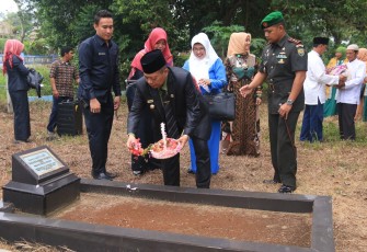 Pejabat Wali Kota Bengkulu Melakukan Tabur Bunga Di Makam Mantan Wali Kota Bengkulu