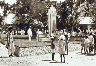 Sebuah monumen di Benkoelen, diresmikan oleh Mrs. S.L. Zieck-van Hengel-istri dari penduduk.