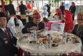 Anggota Dewan dan Tamu Undangan saat ke Jamuan Makan bersama
