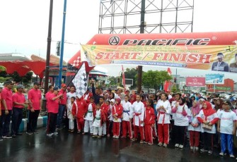 Pejabat Wali Kota Bengkulu  Melepas Peserta Jalan Sehat