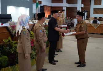 Plt Gubernur menyerahkan secara simbolis SK kenaikan Pangkat PNS periode April 2018 dan Sk pensiun.