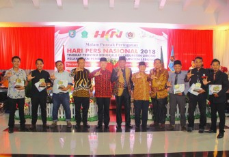 Plt Gubernur Bengkulu Rohidin Mersyah dan Bupati Lebong Rosjonsyah berfoto bersama pemenang lomba.