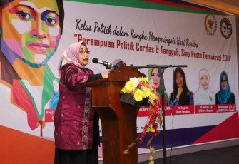 Wakil Ketua DPD RI, Darmayanti Lubis saat memberikan keynote speech dengan tema "Perempuan Politik Cerdas & Tangguh, Siap Pesta Demokrasi 2019" dalam acara Pelantikan Pengurus Kaukus Perempuan Politik Indonesia (KPPI) di Hotel Grand Bougenville, Bengkulu.