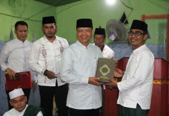 Plt Gubernur Bengkulu Rohidin Mersyah Memberikan Bantuan Kepada Kades Keban Agung dan Pengurus Masjid Nurul Huda , Desa Keban Agung Kecamatan Air Periukan Kabupaten Seluma