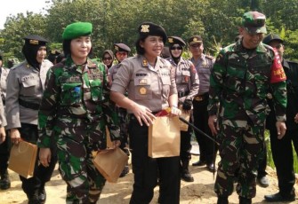 Emansipasi Wanita Kapolres Pati Bantu Pengecoran Jalan