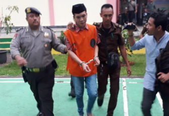 Terdakwa (baju orange) usai menjalani vonis oleh Majelis Hakim di Pengadilan Negeri Argamakmur, Selasa (3/4/2018)