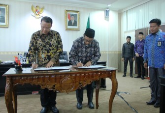 Penandatanganan Nota Kesepahaman tentang Implementasi Smart Province antara Plt Gubernur Bengkulu Rohidin Mersyah dengan GM PT. Telkom Wilayah Bengkulu Nugroho Setya Budi.