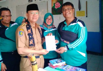 Plt Gubernur Bengkulu diberikan buku Seni Kejai.