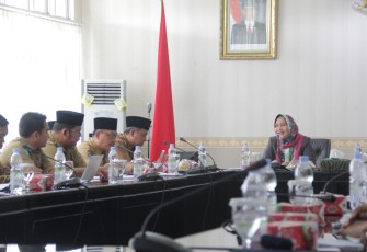 Asisten II bidang Perekonomian dan Pembangunan Yuliswani pimpin rapat Konsultasi Publik tentang Rancangan Perda Pengelolaan Air Tanah di ruang rapat rafflesia, Selasa(156).
