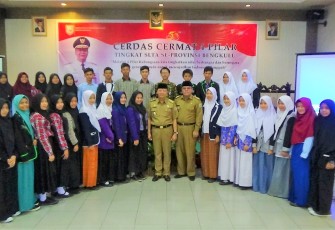 Plt Gubernur Bengkulu Rohidin Mersyah Foto Bersama Peserta Cerdas Cermat Empat Pilar Se-Provinsi Bengkulu