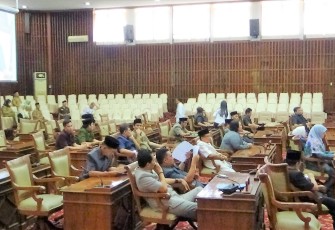 Asisten II Setda Provinsi Bengkulu Hj. Yuliswani, SE. MM menghadiri Rapat Paripurna DPRD Provinsi Bengkulu yang ke - III masa persidangan ke - II tahun sidang 2018