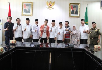 Asisten I Setda Provinsi Bengkulu Bidang Pemerintahan dan Kesra Hamka Sabri dan Ryas Randa Foto Bersama Usai Audiensi
