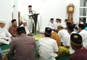 Penjabat Walikota Bengkulu Budiman Ismaun saat safari ramadhan ke Masjid Umar bin Khattab