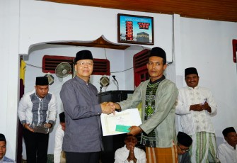 Plt Gubernur memberikan bantuan pembangunan sebesar Rp75 juta kepada pengurus masjid Nural Iman.