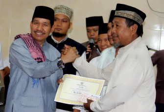Penyerahan bantuan pembangunan masjid oleh Pemerintah Provinsi Bengkulu.