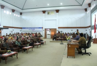 Sekretaris daerah Provinsi Bengkulu Nopian Andusti membuka seminar dan sosialisasi dengan tema ASN cerdas dan religius dalam berinvestasi