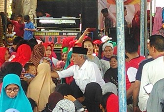 Pendukung Rustam Effendi dan Rizky Aprilia menyambut dan bersalaman langsung saat kampanye dialogis di kelurahan Taba Lestari,(5/5).