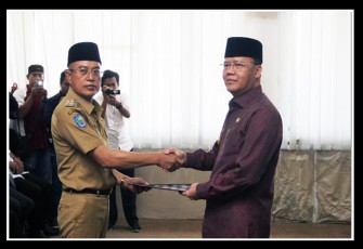Plt. Gubernur Bengkulu Rohidin Mersyah menyerahkan secara langsung SK Penunjukan Pelaksana Tugas Bupati Bengkulu Selatan.