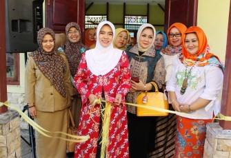 Peresmian Pasar Murah ditandai dengan Pemotongan Pita oleh Ketua Dewan Pembina BKOW Provinsi Bengkulu Derta Wahyulin Rohidin.