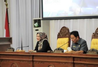 Mewakili Gubernur Bengkulu, Asisten II Setda Provinsi Bengkulu Yuliswani menghadiri Rapat Paripurna DPRD Provinsi Bengkulu yang ke- VII