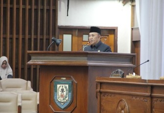 Sekda Provinsi Bengkulu Nopian Andusti hadir dan membacakan jawaban Plt Gubernur Bengkulu atas Pandangan Fraksi-Fraksi DPRD Provinsi Bengkulu terkait 3 Raperda.