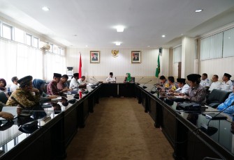 Asisten II Setda Provinsi Bengkulu Yuliswani saat memimpin Rapat Persiapan Festival Tabut 2018.